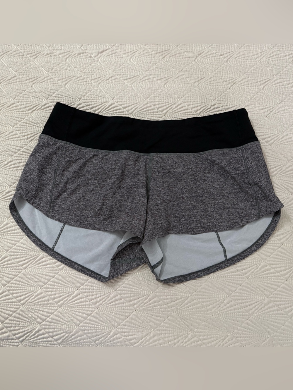 Sz 6 Lululemon 2.5 Hotty Hot Low Rise Short